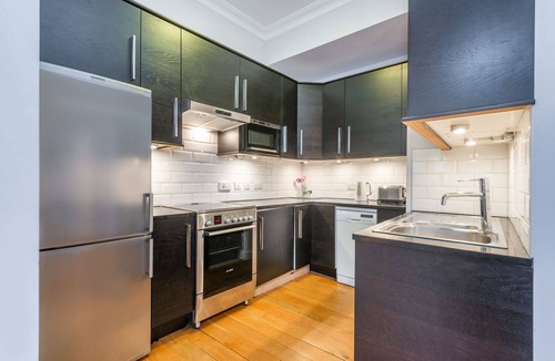 London City Centre Apartment | Urban 1-Bed with Terrace in Trafalgar Square