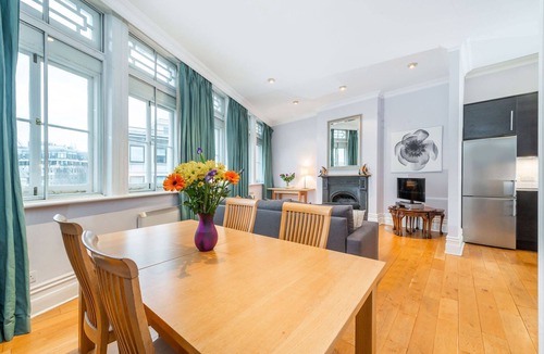 London City Centre Apartment | Urban 1-Bed with Terrace in Trafalgar Square