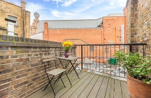 London City Centre Apartment | Urban 1-Bed with Terrace in Trafalgar Square