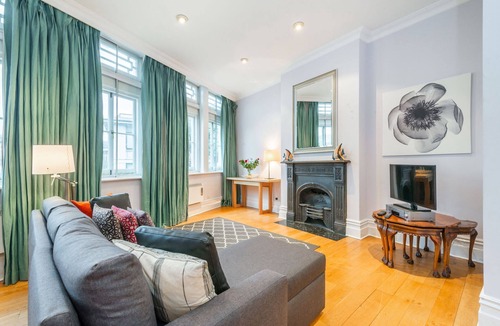 London City Centre Apartment | Urban 1-Bed with Terrace in Trafalgar Square