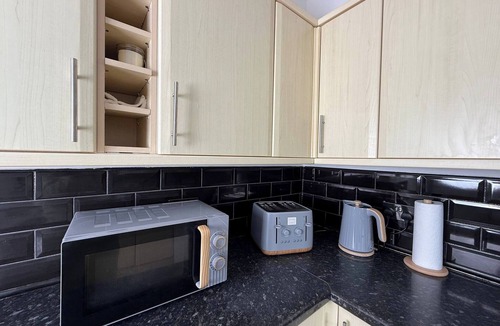 Ridgeway House | Urban Calm – Spacious 3-Bed Home with Free Parking