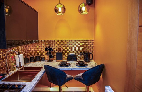 Huddersfield Apartment | Velmora Apartments - The Presidential Suite
