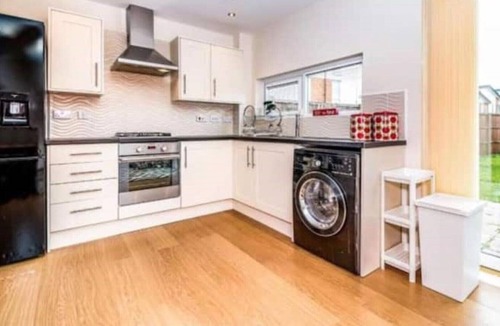 Manchester House | VERY CLEAN + AIR CONDITIONING + PARKING + INTERNET