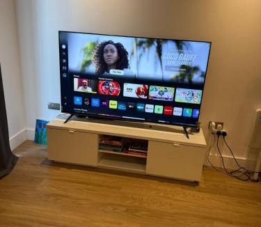 Birmingham Apartment | Vibrant one bedroom Apartment near city Center access to shops and cafe