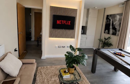 Central Milton Keynes Apartment | VIP-Themed Luxury Apartment Central Milton Keynes City Views & Pool Table