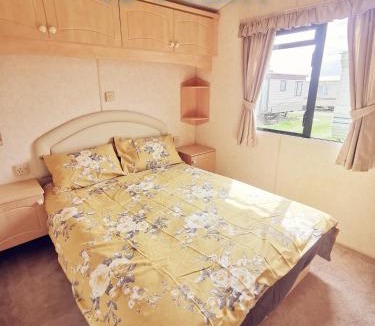 Ingoldmells House | VJ Plum a 2 bed 6 berth luxury static caravan, bedding Included, on Coral Beach in Ingoldmells
