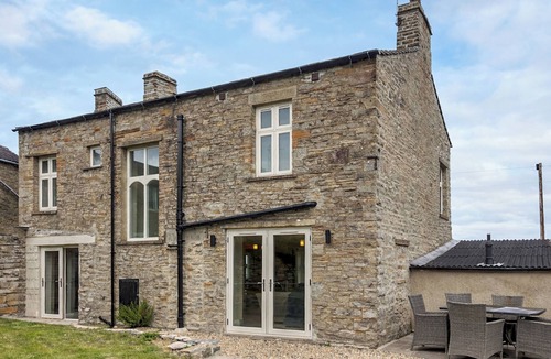 West Witton Cottage | Wake up to stunning Wensleydale vistas at this pet-friendly retreat.