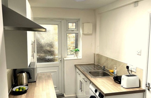 Anfield House | Walk to Anfield | Sleeps 6 | 2 Beds + Sofa Bed