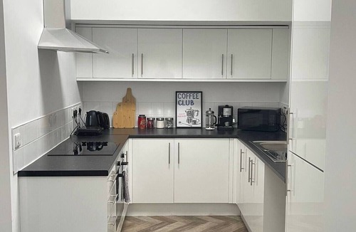 Chinatown Apartment | Walk to Everything | Sleeps 4 | 2 Bed | Bold St