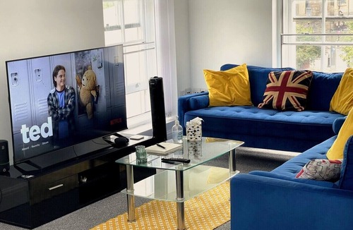 Chinatown Apartment | Walk to Everything | Sleeps 4 | 2 Bed | Bold St
