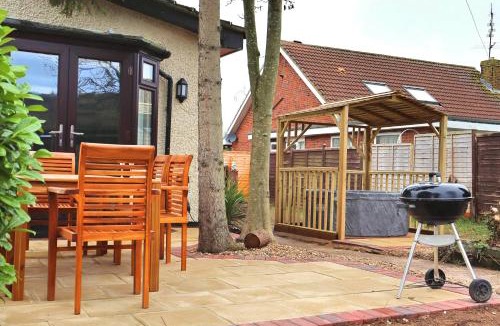 Luton House | Warden Hills Contractor Retreat with Hot Tub & Parking M1 A6 & Central Luton access