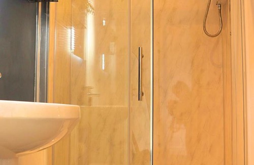 Luton House | Warden Hills Contractor Retreat with Hot Tub & Parking M1 A6 & Central Luton access