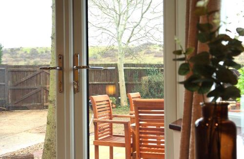 Luton House | Warden Hills Contractor Retreat with Hot Tub & Parking M1 A6 & Central Luton access