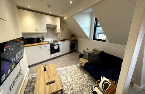 Leeds City Center Apartment | Warm and Modern Leeds Apartment, Super Central