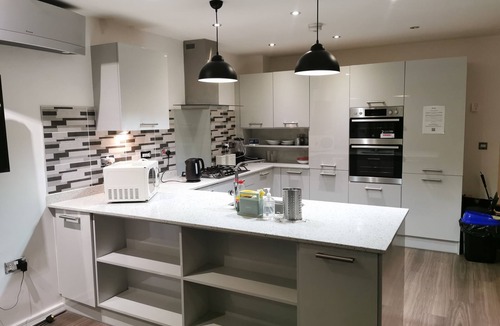 Wednesbury House | WBC-1-4 | Private Room near Birmingham | WiFi & Parking | Long Stay welcome