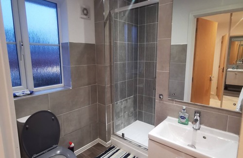 Wednesbury House | WBC-1-4 | Private Room near Birmingham | WiFi & Parking | Long Stay welcome