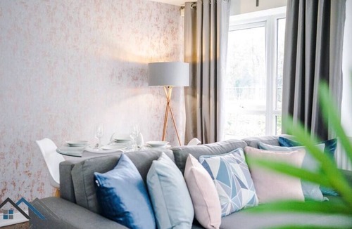 Belle Vue Apartment | ⭐Weekend away in Manchester? Here to see the Football? Explore the city? Remote