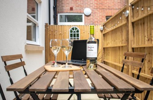 Southampton City Centre Apartment | Welcome - BUSINESS or PLEASURE! Southampton 'City Vibes' # Stylish Apartment with Outdoor Courtyard! 1-4 Guests BOOK YOUR CITY BREAK or PRE-CRUISE STAY! CLOSE TO MAYFLOWER THEATRE, UNIVERSITIES, CRUISE TERMINALS, HOSPITALS & SHOPS!