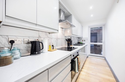 Hammersmith and Fulham Apartment | Welcome to Plotseeker’s 3 Bedroom Apartment by River Thames