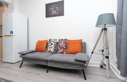 Southampton Apartment | Welcoming 2-bedroom apartment with WiFi/parking in Southampton City