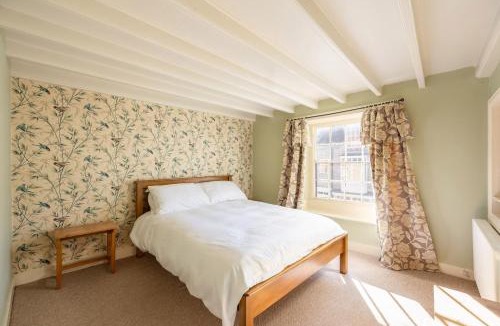 Kirkbymoorside House | WEST END - Beautiful Town House in North Yorkshire Market Town - Sleeping 10
