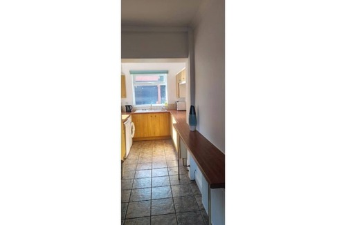 Hoyland House | West Street House – Spacious 4-Bed Home Near M1, Ideal for Groups & Contractors
