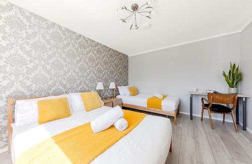 Luton House | Wetherne House, Beautiful Home, Parking Garden WiFi Self Check-in