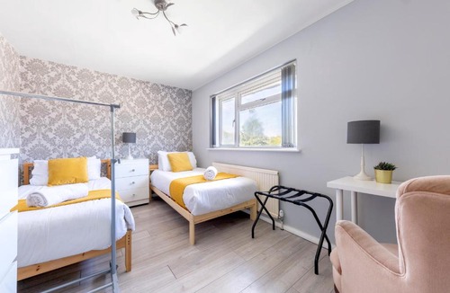 Luton House | Wetherne House, Beautiful Home, Parking Garden WiFi Self Check-in