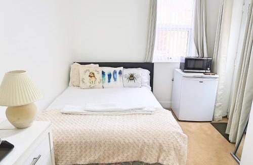 Doncaster House | Whitburn Guest House About 7 mins Walk To The City Free Internet TV