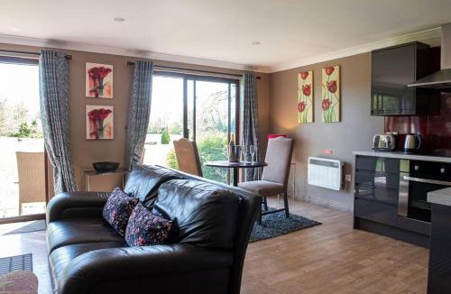 Storwood Villa | Wild Oats Lodge 7 - Yellowtop Country Park - Hot Tub - Yorkshire