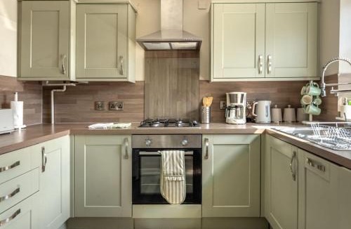 Donnington House | Willow House Stylish 3BR, 5 Guests Contractor Near MOD and HMRC