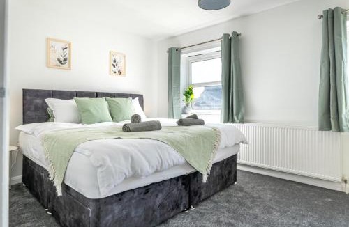 Donnington House | Willow House Stylish 3BR, 5 Guests Contractor Near MOD and HMRC