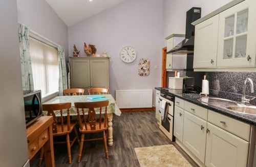 South Cave House | WILLOW LODGE, hot tub, near Kingston-upon-Hull