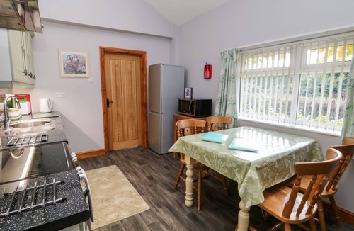 South Cave House | WILLOW LODGE, hot tub, near Kingston-upon-Hull