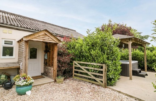 South Cave House | WILLOW LODGE, hot tub, near Kingston-upon-Hull