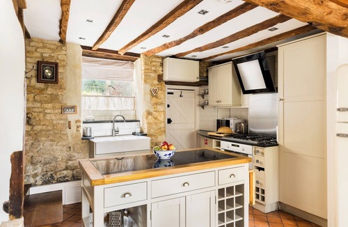 Bourton-on-the-Hill House | Wold House | 18th century Cottage | Barn - Pass the Keys