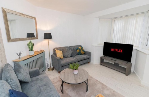 Wolverhampton Apartment | Wolverhampton-FREE parking-Sleeps 6-Near M6