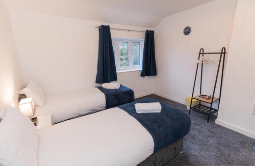 Wolverhampton Apartment | Wolverhampton-FREE parking-Sleeps 6-Near M6