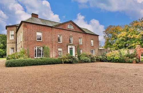 Alkborough House | Wonderful villa for 16 guests with WIFI, hot tub, TV and pets allowed