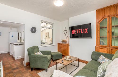 Kettering Apartment | Wood House by EDEN Accommodation - 3 Bedroom Whole House, Sleeps 6