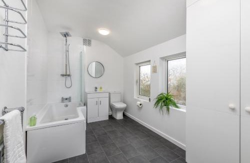 Kettering Apartment | Wood House by EDEN Accommodation - 3 Bedroom Whole House, Sleeps 6