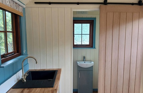 Knowbury Cottage | WOODIE, pet friendly, with a garden in Clee Hill