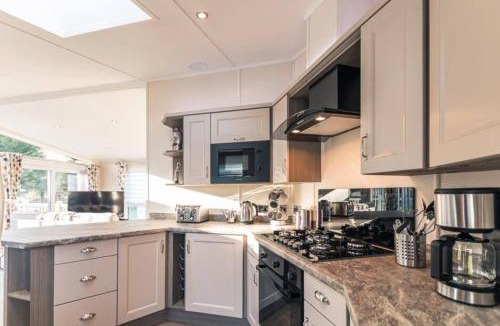 Pocklington Cabin | Woodland Jewel Lodge with Hot Tub