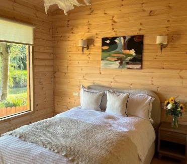 Newark Ski Chalet | Woodlands Luxury Lake Log Cabin - Vetiver Villa