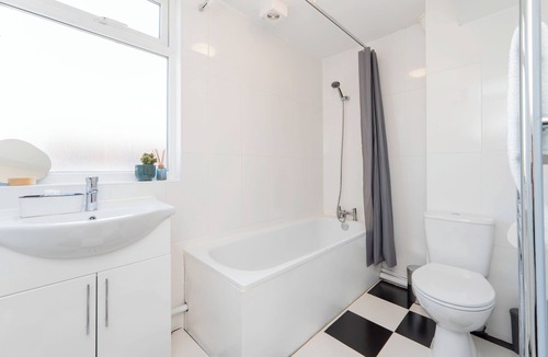 Banbury Apartment | Work-Ready 4‑Bed Home with Parking, Ideal for Teams Working in Banbury and area.