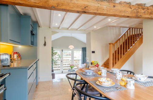 Adderbury Cottage | Wynn Cottage - Adderbury, Banbury, sleeps 4 guests in 2 bedrooms
