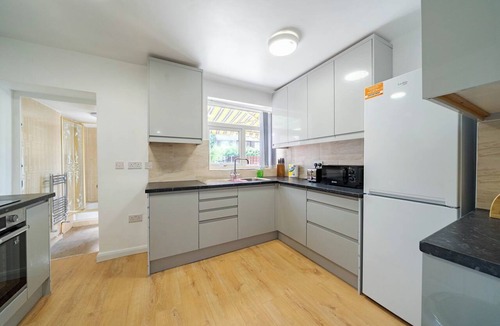 Broadheath House | Wythenshawe Stay | Airport & Hospital | Parking