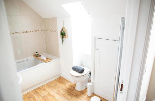 Stratford-upon-Avon House | Y-Not Cottages - 1BR, Scenic Edge, Terrace, Parking, Sleeps 4