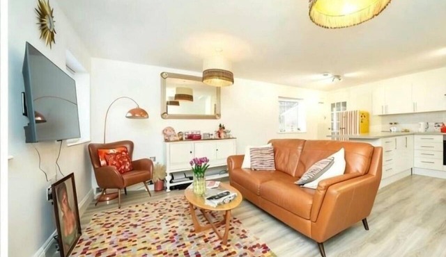 1 Bed Apartment Sleeps 2 -Free Parking -WiFi & Tv