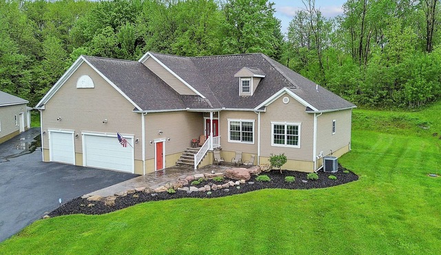 100-Acre Retreat - Hot Tub- 20 minutes to Syracuse & 10 minutes to Oneida Lake in Central Square